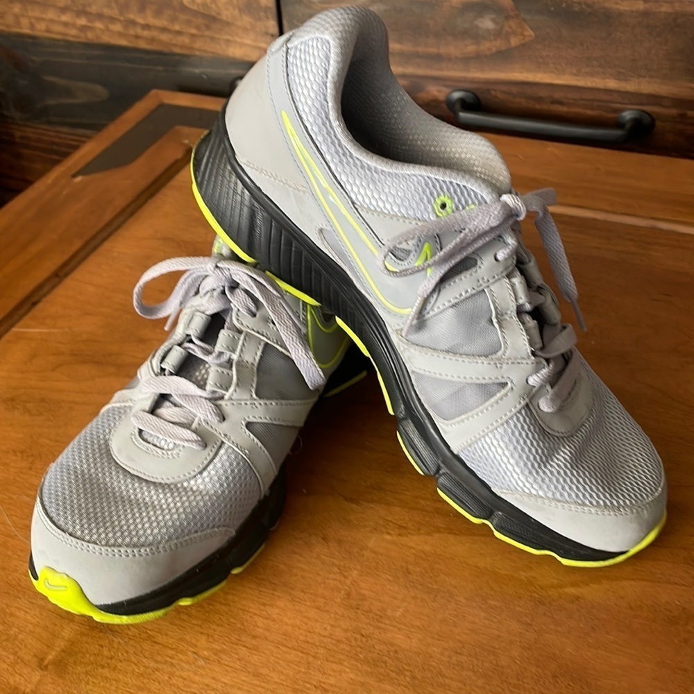 NIKE Reax Sneakers Size 10